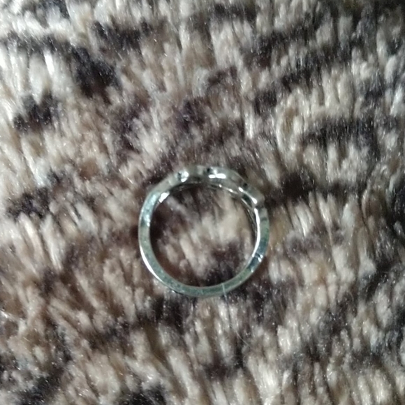 BEAUTIFUL SILVER RING - Picture 2 of 3